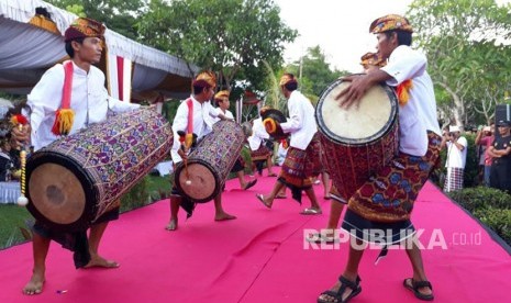 Umat Islam dan Hindu di Kecamatan Lingsar, Kabupaten Lombok Barat, Nusa Tenggara Barat (NTB) menggelar Perang Topat di Kompleks Pura Lingsar pada Ahad (3/12) sore. Dinas Pariwisata Kota Mataram, Provinsi Nusa Tenggara Barat, menyiapkan kegiatan 