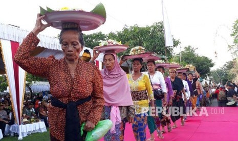 Umat Islam dan Hindu di Kecamatan Lingsar, Kabupaten Lombok Barat, Nusa Tenggara Barat (NTB) menggelar Perang Topat di Kompleks Pura Lingsar pada Ahad (3/12) sore. 