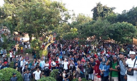 Umat Islam dan Hindu di Kecamatan Lingsar, Kabupaten Lombok Barat, Nusa Tenggara Barat (NTB) menggelar Perang Topat di Kompleks Pura Lingsar pada Ahad (3/12) sore. Pura yang dibangun pada 1759 merupakan peninggalan zaman Raja Anak Agung Gede Ngurah, keturunan Raja Karangasem Bali yang sempat berkuasa di sebagian pulau Lombok pada abad ke-17 silam.