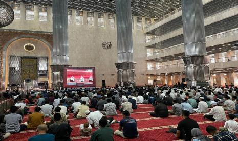 Umat Islam dari berbagai daerah memadati Masjid Istiqlal, Jakarta, untuk bersama-sama membaca Alquran dalam kegiatan Indonesia Quran Hour (IQH). Imam Besar Masjid Istiqlal, Prof Nasaruddin Umar, pada tausyiahnya meyampaikan mengenai pentingnya umat Islam mentadaburi atau memahami makna ayat-ayat Alquran lewat alam semesta.