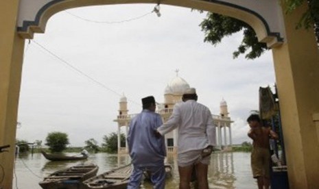 Umat Islam di Kamboja menggunakan perahu untuk bisa beribadah ke masjid di Desa Doung.