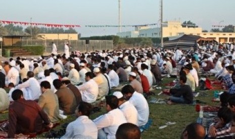 Qatar Siapkan 520 Masjid dan Tanah Lapang untuk Sholat Idul Fitri. Foto:    Umat Islam di Qatar melaksanakan Shalat Idul Fitri, ilustrasi