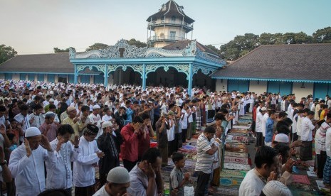 Umat Islam melaksanakan ibadah salat Idulfitri 1438 H di Keraton Kasunanan, Solo, Jawa Tengah, Ahad (25/6).