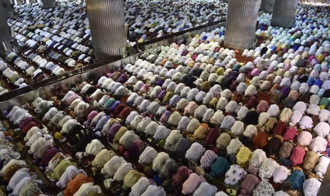 Umat Islam melaksanakan ibadah salat Khusuf atau salat gerhana di Masjid Istiqlal, Jakarta, Rabu (9/3).