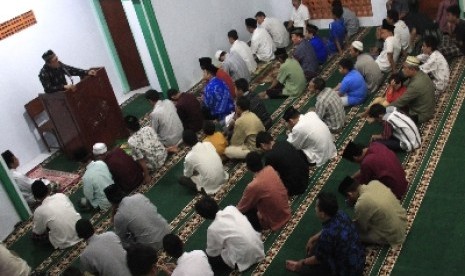 Umat Islam melaksanakan ibadah shalat tarawih.