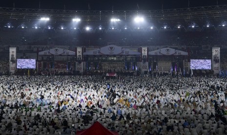 Umat Islam melaksanakan munajat seusai menunaikan salat subuh berjamaah pada kampanye akbar capres-cawapres nomor urut 02 Prabowo Subianto dan Sandiaga Uno di Stadion Utama Gelora Bung Karno, Jakarta, Sabtu (7/4).