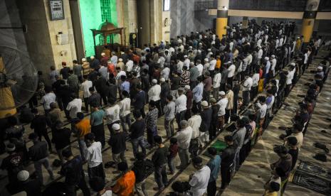 Umat Islam melaksanakan Salat Tarawih di Masjid Raya Bandung, Jawa Barat, Sabtu (2/4/2022). Setelah dua tahun tidak menggelar Shalat Tarawih karena pandemi COVID-19, Masjid Raya Bandung kembali menggelar Shalat Tarawih pada bulan Ramadhan 1443 H.