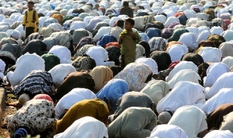 Umat Islam melaksanakan shalat berjamaah.