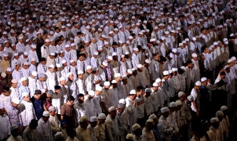 Umat Islam melaksanakan shalat berjamaah.