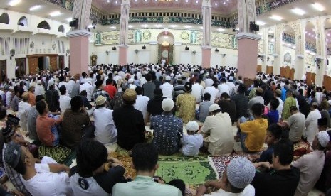 Umat Islam melaksanakan shalat berjamaah di masjid (ilustrasi). 