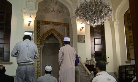 Umat Islam melaksanakan shalat di Masjid Kobe, Jepang.