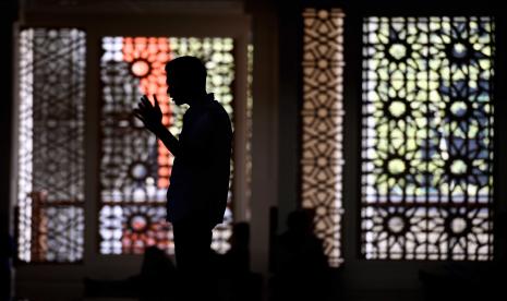 Umat Islam melaksanakan shalat dzuhur di Masjid Agung Kota Bogor, Jawa Barat pada hari pertama puasa Ramadhan.