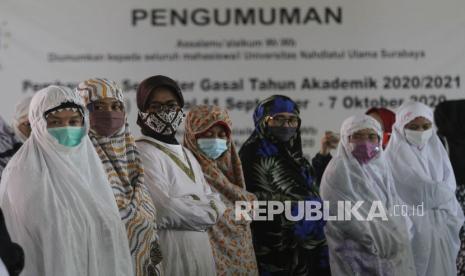 Umat Islam melaksanakan shalat ghaib dan doa bersama di Gedung Universitas Nahdlatul Ulama Surabaya (Unusa) di Surabaya, Jawa Timur, Senin (26/4/2021). Shalat ghaib dan doa bersama yang diikuti dosen serta karyawan Unusa tersebut untuk mendoakan seluruh kru KRI Nanggala 402 yang tenggelam di perairan Bali.