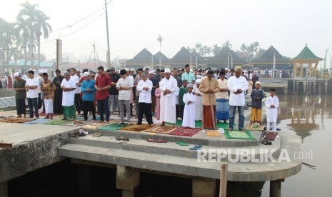 Kemenag Terbitkan Protokol Sholat Idul Adha. Umat Islam melaksanakan Sholat Idul Adha di tepian Sungai Kapuas di Pontianak, Kalimantan Barat.