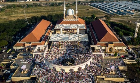 Umat Islam melaksanakan shalat di Masjid Agung Jawa Tengah, Semarang, Jawa Tengah. ilustrasi