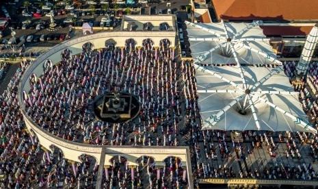 Masjid Agung Jawa Tengah Tetap Laksanakan Sholat Jumat. Foto ilustrasi:   Umat Islam melaksanakan Shalat Idul Fitri 1440 Hijriah di Masjid Agung Jawa Tengah, Semarang, Jawa Tengah Rabu (5/6/2019). Pemerintah menetapkan Hari Raya Idul Fitri 1 Syawal 1440 Hijriah pada hari ini, Rabu (5/6/2019).(Antara/Aji Styawan)