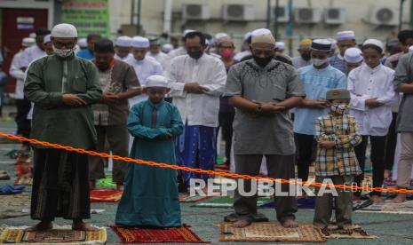 MUI Papua tetap meminta pembatasan jamaah sholat Idul Adha. Ilustrasi sholat protokol kesehatan 