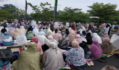 Umat Islam melaksanakan Shalat Idul Fitri 1444H di halaman Jakarta International Equestrian Park (JIEP) Pulomas, Jakarta Timur, Jumat (21/4/2023). Bertindak sebagai Khatib, Ketua Umum PP Muhammadiyah Din Syamsuddin.