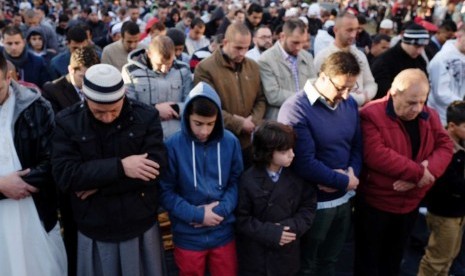 Umat Islam melaksanakan shalat idul fitri di daerah Lakemba, Sydney.