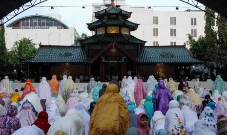 Umat Islam melaksanakan shalat Idul Fitri di masjid Cheng Hoo, Surabaya, Jawa Timur, Rabu (5/6/2019).