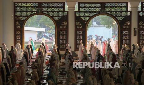 Umat Islam melaksanakan shalat Idul Fitri di Masjid Nasional Al Akbar, Surabaya, Jawa Timur, Kamis (13/5/2021). Kemenag akan Petakan Potensi Masjid Pelaksanaan shalat Idul Fitri yang diikuti ribuan umat Islam itu digelar dengan menerapkan protokol kesehatan ketat. 