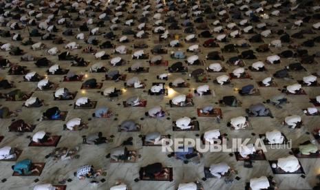 Umat Islam melaksanakan shalat Idul Fitri di Masjid Nasional Al Akbar, Surabaya, Jawa Timur, Kamis (13/5/2021). Pelaksanaan shalat Idul Fitri yang diikuti ribuan umat Islam itu digelar dengan menerapkan protokol kesehatan ketat. Pesan Idul Fitri Pimpinan Muhammadiyah Jatim