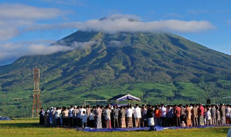 Umat Islam melaksanakan shalat Idul Idha 1443 H di lapangan kawasan lereng Gunung Sumbing Desa Reco, Kertek, Wonosobo, Jawa Tengah, Sabtu (9/7/2022). Meski pemerintah menetapkan 10 Dzulhijah 1443 H pada Minggu (10/7) namun sebagian umat Islam merayakan Idul Adha sehari lebih awal. 1,8 Miliar Muslim di Seluruh Dunia Rayakan Hari Raya Idul Adha Hari Ini