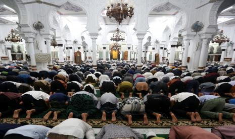 Umat Islam melaksanakan Shalat Sunnah Tarawih pada malam pertama bulan Ramadhan 1443 H di Masjid Raya Baiturrahman, Banda Aceh, Aceh, Sabtu (2/4/2022). Mayoritas masyarakat di Propinsi yang telah memberlakukan hukum Syariat Islam dalam kehidupan sehari-hari itu melaksanakan ibadah puasa sesuai jadwal yang ditentukan pemerintah pada Ahad (3/4/2022). Keberkahan Tarawih Dilihat dari Aspek Psikologi