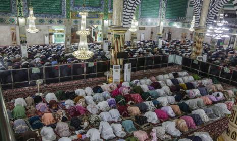 Umat Islam melaksanakan Shalat Tarawih di Masjid Raya Nurul Islam, Palangkaraya, Kalimantan Tengah, Sabtu (2/4/2022). Sejarah Sholat Tarawih Berjamaah