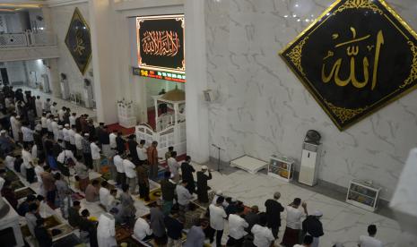 Umat Islam melaksanakan Shalat Tarawih pertama di Masjid Agung Syekh Yusuf, Kabupaten Gowa, Sulawesi Selatan (ilustrasi)