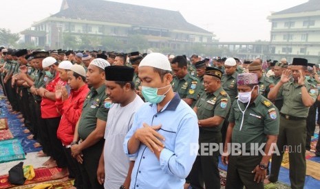 Umat Islam melaksanakan Sholat Istisqa (sholat minta hujan) di halaman Makodam XII/Tanjungpura di Kabupaten Kubu Raya, Selasa (17/9/2019).