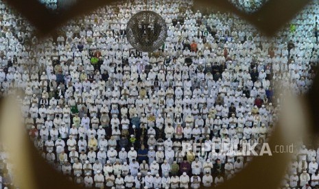  Umat Islam melaksanakan sholat jumat berjamaah di Masjid Istiqlal, Jakarta, Jumat (5/5).