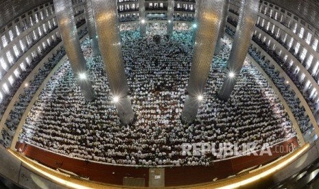  Umat Islam melaksanakan sholat jumat berjamaah di Masjid Istiqlal, Jakarta, Jumat (5/5).