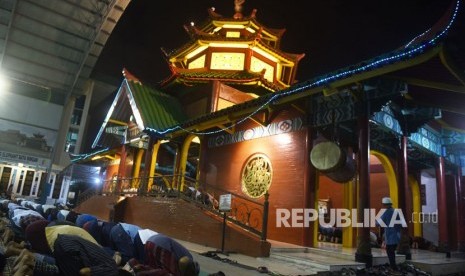 Umat Islam melaksanakan Tarawih di Masjid Cheng Hoo, Surabaya, Jawa Timur, Rabu (16/5)