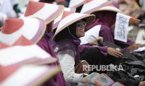  Umat Islam melakukan sholat dan doa bersama saat Aksi Bela Islam III di kawasan silang Monas, Jakarta, Jumat (2/12).