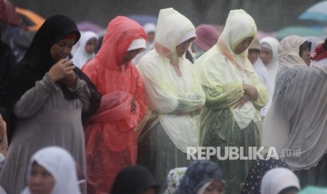 Umat Islam melakukan sholat dan doa bersama saat Aksi Bela Islam I di kawasan silang Monas, Jakarta.