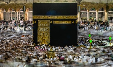 Umat Islam melakukan Tawaf keliling Kabah sebagai bagian dari pelaksanaan ibadah Umrah di Masjid al-Haram, Makkah Al Mukarramah, Arab Saudi.