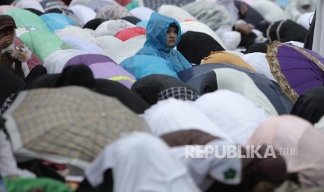 Umat Islam melakukan zikir dan doa bersama saat Aksi Bela Islam III di kawasan silang Monas, Jakarta, Jumat (2/12).