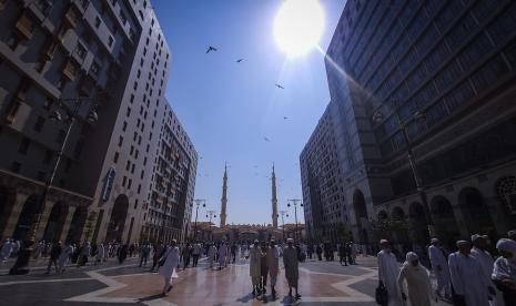 Relawan Saudi Bantu Persalinan Mendadak Seorang Wanita di Halaman Masjid Nabawi. Foto:   Umat Islam melintas di depan Masjid Nabawi, Kota Madinah, Arab Saudi, Sabtu (22/10/2022). Masjid Nabawi adalah masjid yang didirikan langsung oleh Nabi Muhammad SAW dan merupakan masjid ketiga yang dibangun dalam sejarah Islam.