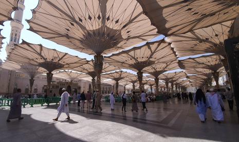  Pengadilan Tinggi Lahore Minta Tersangka Insiden Masjid Nabawi Ditangkap. Foto:  Umat Islam melintas di depan Masjid Nabawi, Kota Madinah, Arab Saudi, Sabtu (22/10/2022). Masjid Nabawi adalah masjid yang didirikan langsung oleh Nabi Muhammad SAW dan merupakan masjid ketiga yang dibangun dalam sejarah Islam.