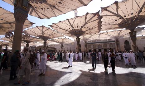 Masjidil Haram dan Masjid Nabawi Berikan Layanan Berkualitas pada Jamaah. Foto:Umat Islam melintas di depan Masjid Nabawi, Kota Madinah, Arab Saudi, Sabtu (22/10/2022). Masjid Nabawi adalah masjid yang didirikan langsung oleh Nabi Muhammad SAW dan merupakan masjid ketiga yang dibangun dalam sejarah Islam. 