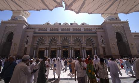 Umat Islam melintas di depan Masjid Nabawi, Kota Madinah, Arab Saudi (ilustrasi). Masjid Nabawi termasuk salah satu destinasi yang disunnahkan untuk diziarahi  