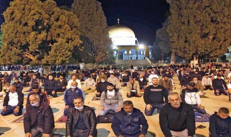 Umat Islam memadati Masjid Al-Aqsa sesaat setelah pelonggaran lockdown.