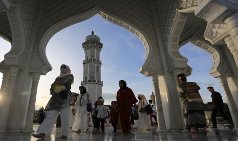 Umat Islam memadati Masjid Raya Baiturrahman untuk menunaikan ibadah salat Idul Fitri 1443 H di Banda Aceh, Aceh, Senin (2/5/2022). Mayoritas umat Islam di seluruh Indonesia merayakan hari raya Idul Fitri sesuai dengan jadwal yang ditetapkan Pemerintah.