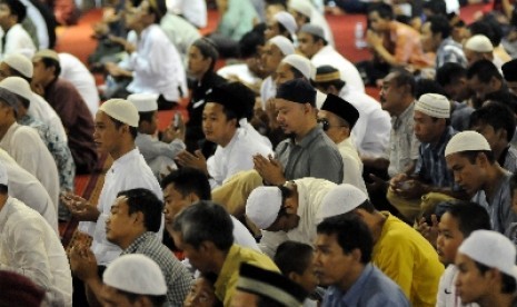 Umat Islam memanjatkan doa dalam acara usai shalat berjamaah.