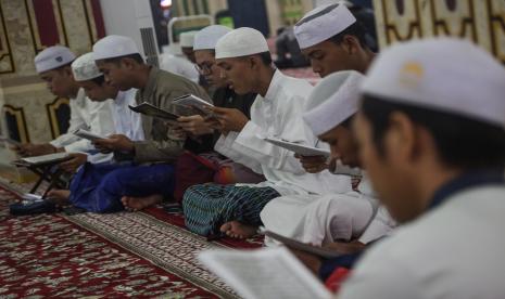 Umat Islam membaca Al Quran bersama-sama di Masjid Raya Nurul Islam, Palangka Raya, Kalimantan Tengah, Rabu (27/4/2022). Kegiatan Khataman Al Quran yang dilakukan 10 hari terakhir di bulan suci Ramadhan tersebut untuk meraih malam kemuliaan (Lailatulqadar) dari Allah SWT dengan memperbanyak amal ibadah yaitu membaca Al Quran, Shalawat, Shalat Tahajud (malam) dan berdzikir.