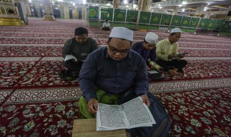 Umat Islam membaca Al Quran bersama-sama di Masjid Raya Nurul Islam, Palangka Raya, Kalimantan Tengah, Rabu (27/4/2022). Kegiatan Khataman Al Quran yang dilakukan 10 hari terakhir di bulan suci Ramadhan tersebut untuk meraih malam kemuliaan (Lailatulqadar) dari Allah SWT dengan memperbanyak amal ibadah yaitu membaca Al Quran, Shalawat, Shalat Tahajud (malam) dan berdzikir.