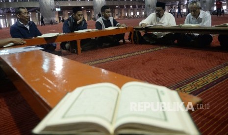 Umat Islam membaca Al-Quran di Masjid Istiqlal, Jakarta, Senin (5/12).