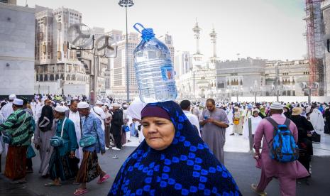 Umat Islam membawa air zam-zam usai melaksanakan ibadah Shalat Dzuhur di Masjidil Haram, Makkah, Arab Saudi, Kamis (27/10/22). Sandiaga Ingin Lebih Banyak Jamaah Haji Dunia Gunakan Produk Ekraf Indonesia