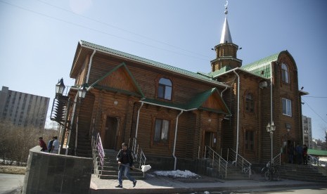 Umat islam membersihkan sisa salju di Masjid Sobornaya, Tyumen, Rusia, Jumat (19/4/2019). 